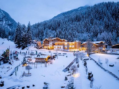 Das Familienhotel Habachklause im Salzburger Land umgeben von Schnee