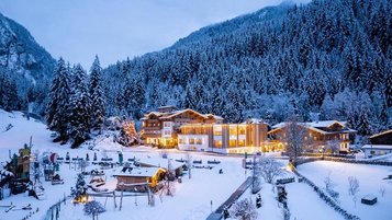 Das Familienhotel Habachklause im Salzburger Land umgeben von Schnee