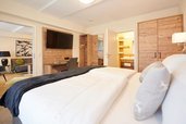 Das gemütliche Familienzimmer im Familienhotel Friedrichshof bietet viel Platz und modernen Komfort.