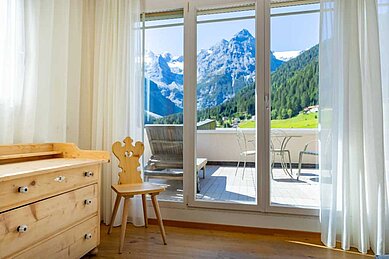 Aussicht auf die Berge über den Balkon der Suite im Familienhotel Bella Vista in Südtirol.