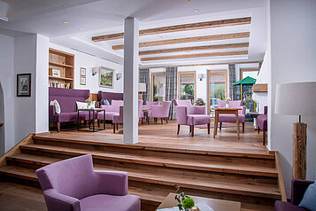 Moderne Lounge mit einem Café im Familienhotel Landgut Furtherwirt in Tirol.