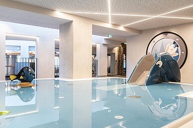 Ein Blick auf den Babypool im Alpenhotel Kindl in Tirol