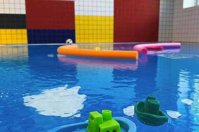 Indoor Pool mit Kinderspielsachen im Family Club Harz.