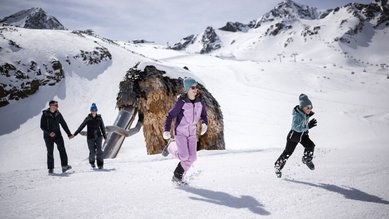 Im Winterparadies rund ums Familienhotel Kindl wartet Schneespaß pur – mit Abenteuerspielplatz, Riesenrutsche und beeindruckender Bergkulisse