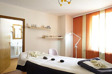 Massagen genießen im Wellnessbereich des Ottonenhofs.