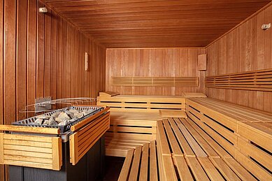 Ein Blick in die Sauna mit aufgussoffen im Familienhotel Sonne Bezau Vorarlberg.
