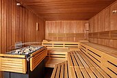 Ein Blick in die Sauna mit aufgussoffen im Familienhotel Sonne Bezau Vorarlberg.