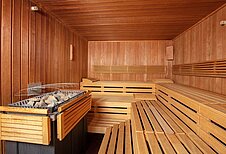 Ein Blick in die Sauna mit aufgussoffen im Familienhotel Sonne Bezau Vorarlberg.