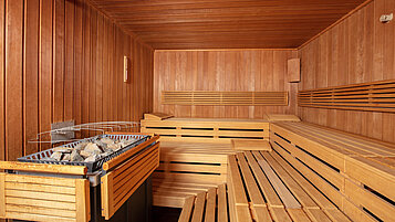 Ein Blick in die Sauna mit aufgussoffen im Familienhotel Sonne Bezau Vorarlberg.