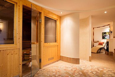 Sauna im Wellnessbereich des Familienhotels Kaiserhof an der Zugspitze.