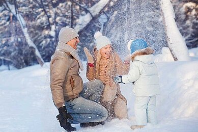 Eine Schneeballschlacht mit der ganzen Familie im Familienhotel Alpenhof Dolomit Family in Südtirol.