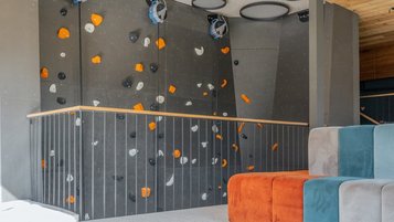 Neue Kletterwand für Kinder und Teens im Alpenhotel Kindl