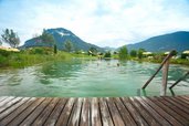Der idyllische Badeteich mitten in der Berglandschaft lädt im Landgut Furtherwirt zum entspannten Schwimmen und Genießen ein