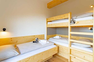 Kinderbett im Familienzimmer mit einem Hochbett im Familienhotel Familien Resort Petschnighof in Kärnten.