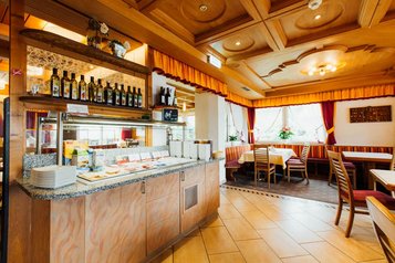 Frühstücksbuffet mit verschiedenen Wurst- und Käsesorten im Restaurant des Kinderhotels Sailer in Tirol.
