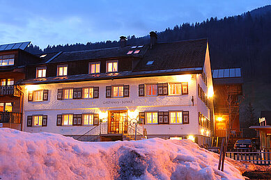 Außenansicht im Winter auf das Familienhotel Sonne Bezau im Bregenzerwald.