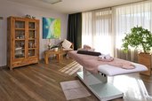 Behandlungsraum in der BeautyWelt des Hotel Sonnenhügel mit einer Massageliege, entspannender Einrichtung und sanfter Beleuchtung, bereit für eine Wellnessbehandlung.