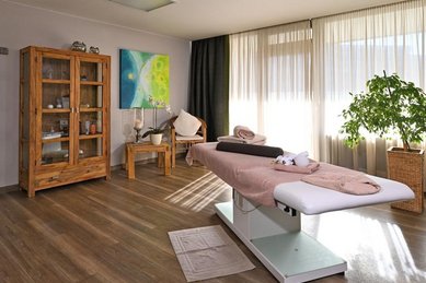 Behandlungsraum in der BeautyWelt des Hotel Sonnenhügel mit einer Massageliege, entspannender Einrichtung und sanfter Beleuchtung, bereit für eine Wellnessbehandlung.