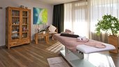 Behandlungsraum in der BeautyWelt des Hotel Sonnenhügel mit einer Massageliege, entspannender Einrichtung und sanfter Beleuchtung, bereit für eine Wellnessbehandlung.