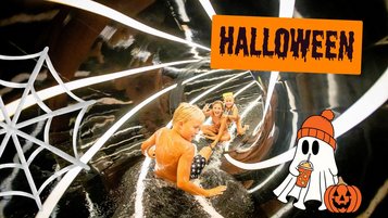 Zwei Kinder in einer Wasserrutsche im Galtenberg Family & Wellness Resort in Tirol