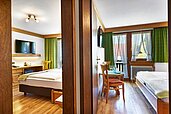Eine Familien-Suite mit separatem Zimmer für Kinder im Familienhotel Engel im Schwarzwald.