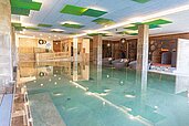 Großer Indoor-Pool mit Kinderspielbereich und Liegen im Familienhotel Landhaus zur Ohe im Bayerischen Wald.
