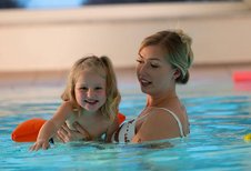 Mutter und Tochter im Indoor-Schwimmbad im Familienhotel Mein Krug im Fichtelgebirge beim planschen und spielen im Wasser.