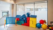 Heller Spielbereich mit großen Schaumstoffbausteinen, bunten Bällen und einem XXL-Vier-Gewinnt-Spiel im Alpenhotel Kindl