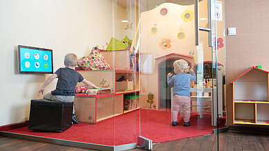 Zwei Kinder spielen im Kinderspielraum des Familienhotels Rhön Feeling.
