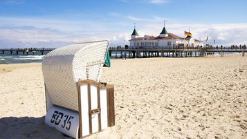 Die Seebrücke in Ahlbeck auf der Insel Usedom an der Ostsee.