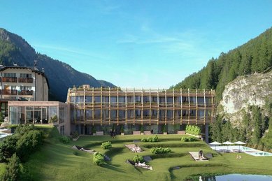 Das Familotel Bella Vista in Südtirol in den Bergen mit Pool, Liegewiese und modernem Holzgebäude vor bewaldeter Alpenlandschaft.