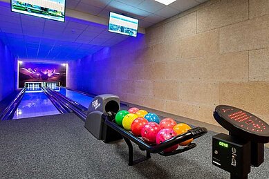 Bowlingbahn mit Party-Beleuchtung im Alphotel Tyrol Wellness & Family Resort in Südtirol.