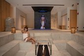 Spa Bereich im Familienhotel Bella Vista in Südtirol mit Wasserbecken, warmem Licht und dekorativer Wandgestaltung.