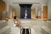 Spa Bereich im Familienhotel Bella Vista in Südtirol mit Wasserbecken, warmem Licht und dekorativer Wandgestaltung.