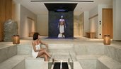 Spa Bereich im Familienhotel Bella Vista in Südtirol mit Wasserbecken, warmem Licht und dekorativer Wandgestaltung.