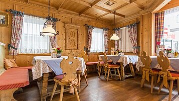 Gemütliche Restaurant Stube im Familienhotel Das Kaltschmid in Seefeld Tirol.