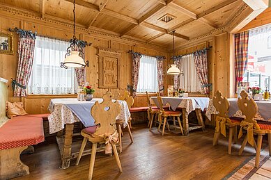Gemütliche Restaurant Stube im Familienhotel Das Kaltschmid in Seefeld Tirol.
