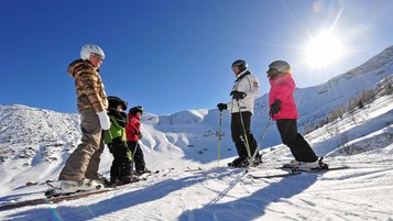 Liechtenstein im Winter: Familie beim Skifahren in Malbun.