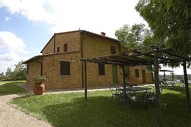 Ferienhaus Casina mit persönlichen Außenbereich mit Tisch und Gartenstühlen im Familienhotel Castellare di Tonda in der Toskana