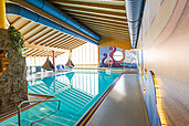 Großes Schwimmbad mit Liegemöglichkeiten im Familienhotel Spa- & Familien-Resort Krone in den Allgäuer Alpen.