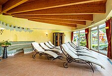 Der Ruheraum mit Liegen im Wellnessbereich im Familienhotel Lärchenhof in Tirol