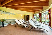 Der Ruheraum mit Liegen im Wellnessbereich im Familienhotel Lärchenhof in Tirol