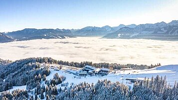 Das Familienhotel Allgäuer Berghof liegt in einzigartiger Panorama-Alleinlage auf 1.200 Metern Höhe. Im Winter tauchen Familien hier in ein wahres Winterparadies ein.