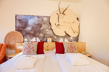 Doppelbett im Familienzimmer des Familienhotels Kirchheimerhof in Kärnten.