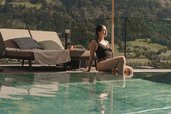 Entspannung im Panorama Infinity Pool des Familienhotel Mia Alpina in Tirol mit Blick auf die Tiroler Bergwelt.
