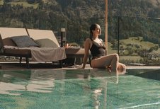 Entspannung im Panorama Infinity Pool des Familienhotel Mia Alpina in Tirol mit Blick auf die Tiroler Bergwelt.