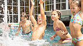 Kinder planschen im Pool des Galtenberg Family & Wellness Resorts in Tirol.