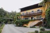Das Kinderhotel Bruckwirt in Oberösterreich ist von der Einfahrt aus zu sehen.