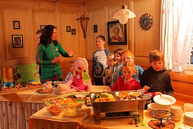 Ein Buffet für Kinder im Familienhotel Sonne Bezau Vorarlberg.