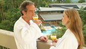Das Pärchen genießt die Wellnesspause auf dem Balkon im Familienhotel Sonnenhügel in der Rhön.